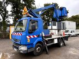 un camion bleu équipé d'une grue à l'arrière