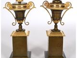 une paire de vases anciens en laiton sur socles, sur fond blanc