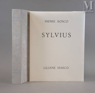le livre est ouvert et posé sur la table, à côté de l'autre livre