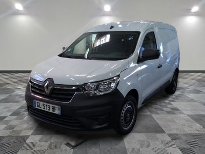 la camionnette blanche est garée sur le sol en damier d'une pièce