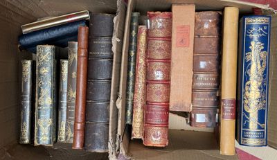 une boîte remplie de vieux livres posée sur une table