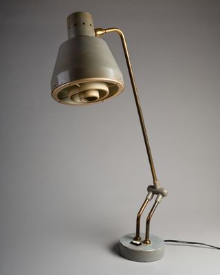 gros plan d'une lampe sur une table à fond blanc