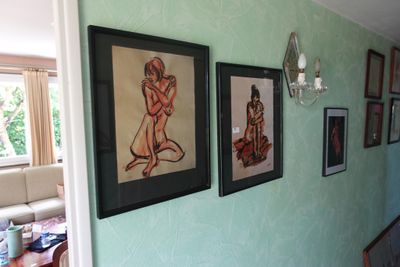 trois tableaux encadrés accrochés au mur du salon