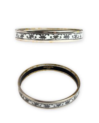 deux types différents de bracelets rigides sur fond blanc