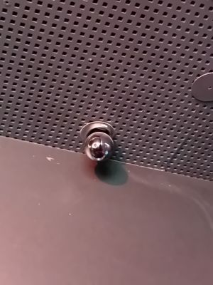 un gros plan d'un lavabo de salle de bains équipé d'un robinet en métal