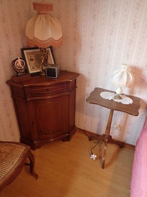 un chat qui se tient dans un coin de la pièce