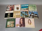 un grand nombre de livres posés sur une table