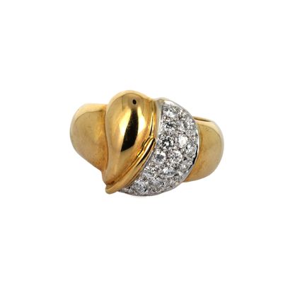 gros plan d'une bague en or et diamants sur fond blanc