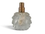 une image représentant un flacon de parfum sur fond blanc