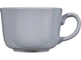 une tasse à café blanche avec une anse, sur fond blanc
