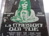 une grande affiche accrochée au mur de toilettes publiques