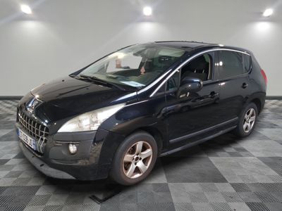 la photo d'une petite voiture noire garée dans un garage