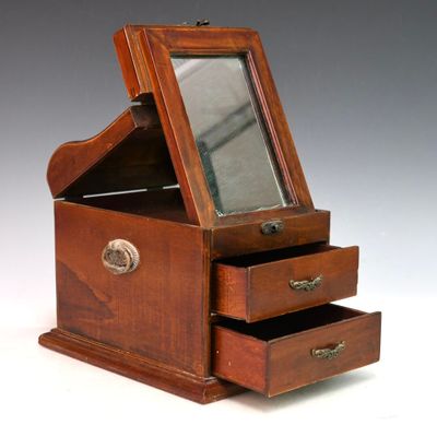 une petite boîte en bois surmontée d'un miroir