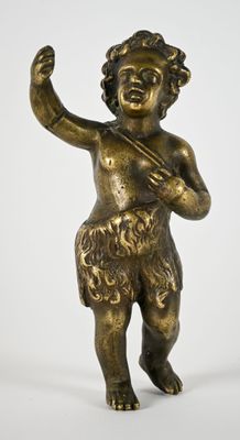 une figurine antique en bronze représentant un garçon tenant un violon