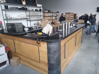 des personnes debout au comptoir d'un café