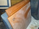 un morceau de bois posé sur un matelas dans une pièce