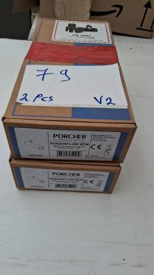 deux cartons posés sur une table, avec une étiquette de prix dessus