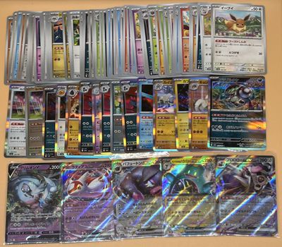 plusieurs types de cartes pokemon sur la table