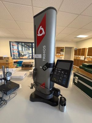 une machine posée sur une table dans une pièce