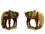 deux figurines de chevaux placées l'une à côté de l'autre