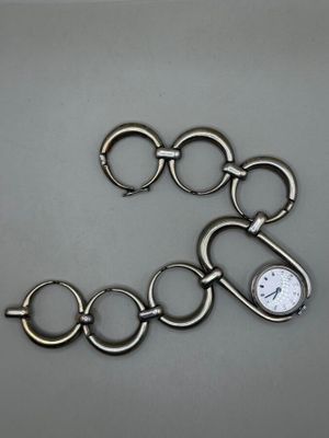 un bracelet en argent avec une montre au centre