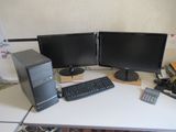 un bureau d'ordinateur avec deux écrans et un clavier