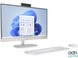 un ordinateur de bureau avec un clavier et une souris sur le bureau