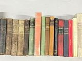 un grand nombre de livres qui se trouvent ensemble sur une étagère