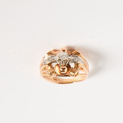 une image représentant une bague en or sertie d'un diamant en forme de cœur