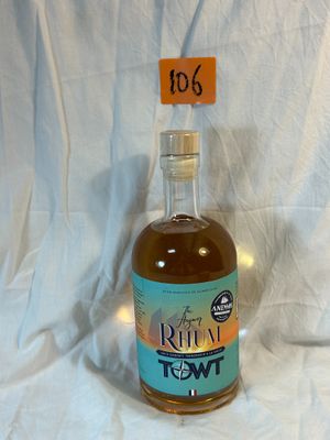 une bouteille d'alcool posée sur une table, avec une étiquette indiquant le prix