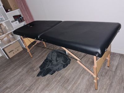 une table noire recouverte d'une nappe noire dans une pièce