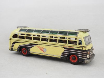 un bus jaune et noir posé sur une surface blanche