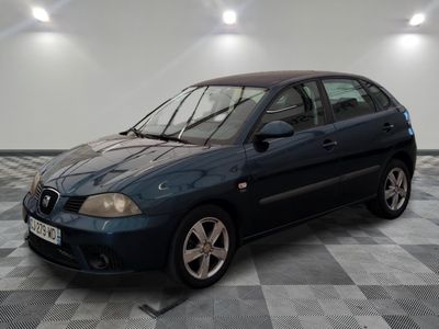 la photo d'une voiture bleue garée dans un garage