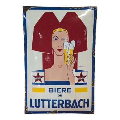 une vieille enseigne en tôle faisant la promotion d'une bière et représentant une femme tenant un verre de bière