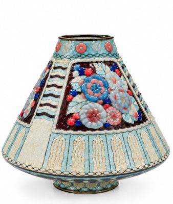 un vase bleu et blanc orné d'un motif floral