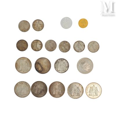 une image représentant un ensemble de pièces de monnaie variées posées sur une surface blanche