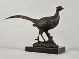 statue d'un faisan sur un socle en marbre sur fond blanc
