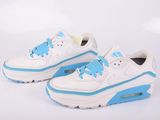 une paire de baskets blanches et bleues sur fond blanc