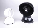 un objet noir et blanc surmonté d'un anneau
