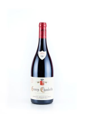une bouteille de vin posée sur une table