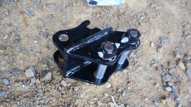 Attache rapide pour mini-pelle 1T, axes 25mm, largeur entre oreil...