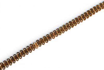 un gros plan sur un collier de perles de verre posé sur une surface blanche