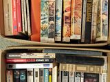 une boîte pleine de livres posée sur le sol