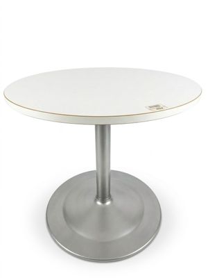 une image représentant une table blanche avec un piètement métallique, sur fond blanc