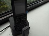 un téléphone portable posé sur une table