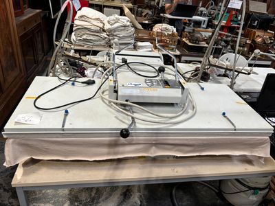 une photo d'une table sur laquelle sont disposés de nombreux appareils électroniques