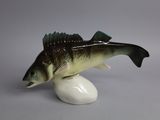 un poisson posé sur un œuf