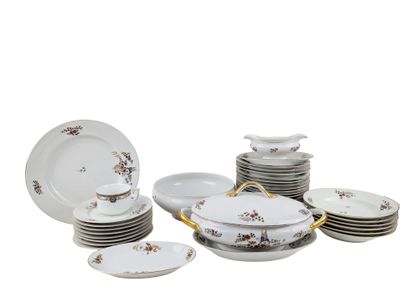 a picture of a set of dinner plates and bowls