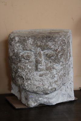 Imposante tête en pierre calcaire sculptée dans la masse pré…