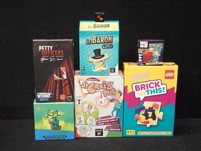 il y avait toute une série de jeux différents exposés sur la table